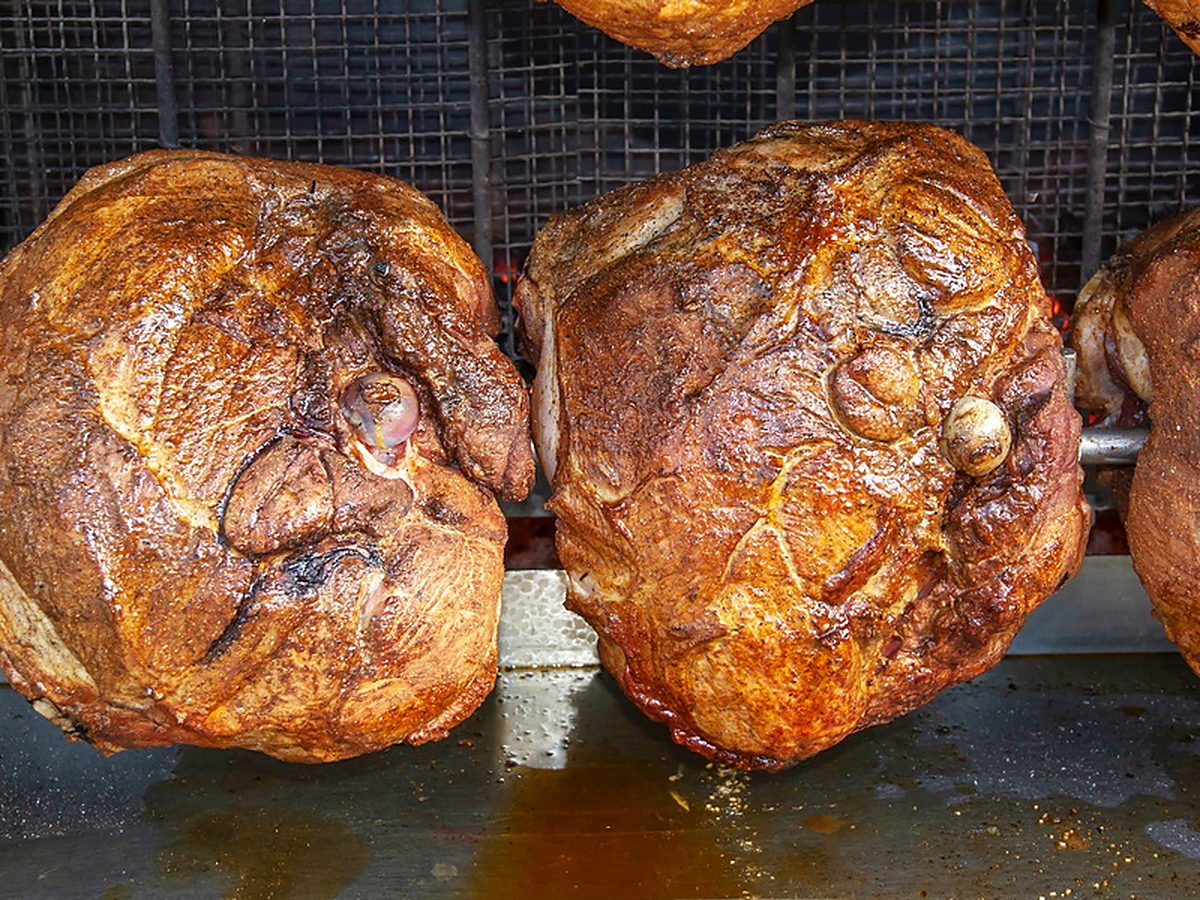 Jambons en cuisson à la broche
