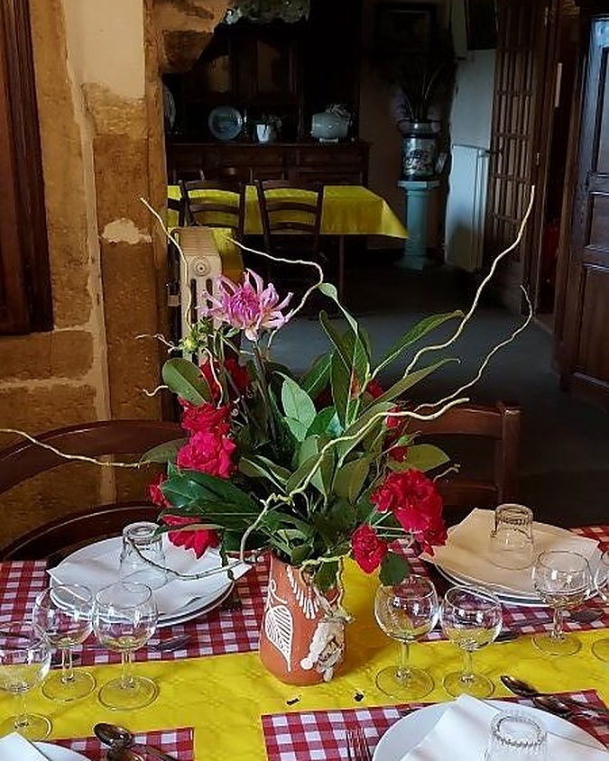 Une table dressée dans la salle de l’auberge